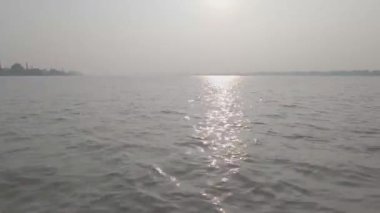 River Horizon 'da Su Dalgası. Gün batımında açık gökyüzü arkaplanına karşı manzara görüntüsü. Doğa arkaplan video görüntüleri.