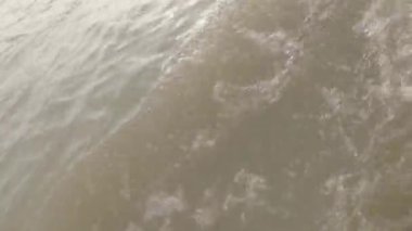 Motion Water, gün batımında serseri ya da teknedeki garip dalgaların etkileriyle dalgalanır. Soyut doğa arkaplanı.
