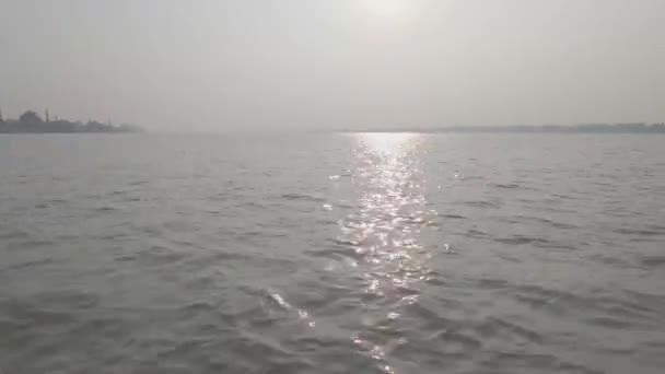 Vattenvåg River Horizon Landskapsutsikt Solnedgången Mot Klar Himmel Bakgrund Natur — Stockvideo