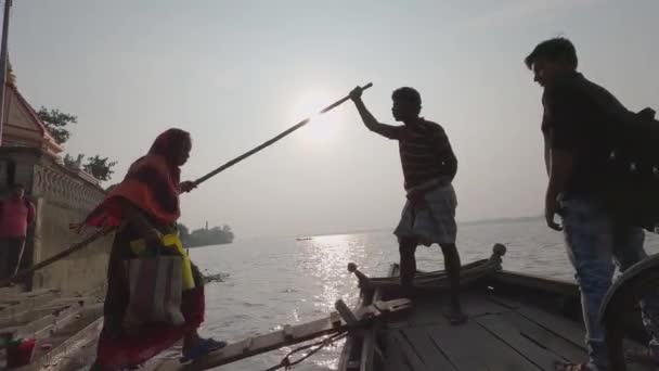Gente Sube Barco Que Sale Del Muelle Para Cruzar Río — Vídeo de stock