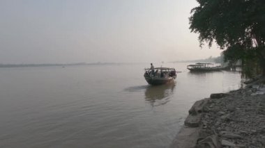 Güneşli bir kış akşamında Bauria Ghat 'ten yolcularla kalkan feribot. Ganj 'da Kolkata Howrah feribot servisi..