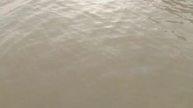 Serene Wind dalgası nehir yüzeyinde esiyor. Gün batımı Güneş Işığı Yansıması. Doğa Arkaplanı