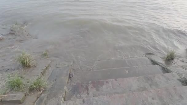 Vagues Eau Écrasant Sur Rive Rivière Ganga Ghat Alors Que — Video