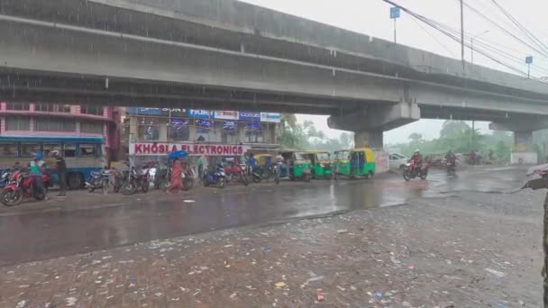 Chuva Forte Caindo Rua Cidade Kolkata Bengala Ocidental Índia Sul — Vídeo de Stock