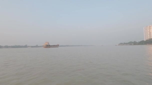 Buque Contenedores Que Pasa Por Río Ganges Después Navegar Desde — Vídeo de stock