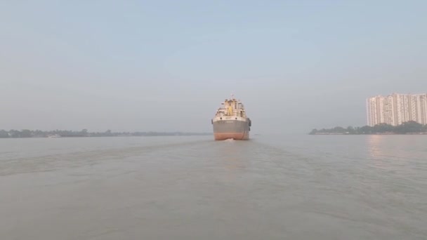 ガンジス川を航行中のコンテナ船キディプール港を出港後 日没の背景で澄んだ空に対するフェリーボートの旅から撮影した映像 コルカタ Asia — ストック動画