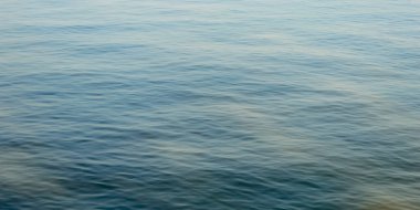 Turkuaz mavi renkli su dalgası arkaplan resmi. Tam Çerçeve. Soyut arkaplanlar