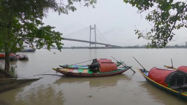 Fritidsbåtar Stranden Floden Ganges Bredvid Andra Howrah Bridge Bakgrunden Ramar — Stockvideo