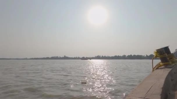Ankare Fäst Vid Fiskebåten Boat River Horizon Solnedgången Solen Väg — Stockvideo