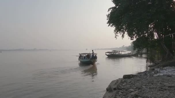 Trajektová Loď Opouští Bauria Ghat Pasažéry Slunečného Zimního Večera Kolkata — Stock video