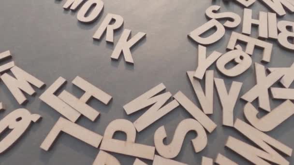 Tahta Küp Alfabesindeki Sanatsal Sözcük Kırsal Bir Arka Planda Üst — Stok video