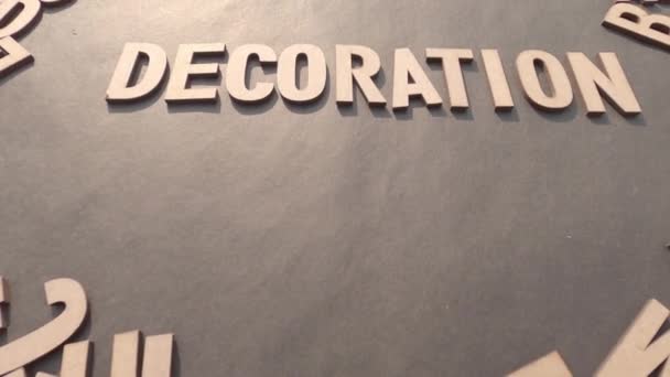 木製キューブの装飾作品アルファベット文字トップビュー素朴な紙の背景 — ストック動画