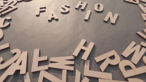 木製キューブでのファッション作品アルファベットトップビュー素朴な紙の背景 — ストック動画