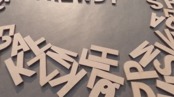 木製のキューブのアルファベット文字でトレンディな単語素朴な紙の背景でトップビュー — ストック動画