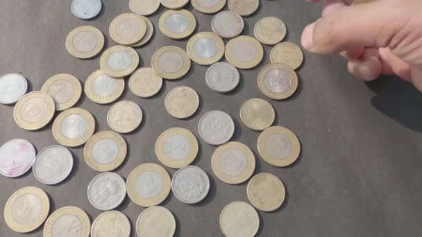 Man Hand Zvedá Indian Rupee Coins Vysoký Úhel Pohledu Zavřít — Stock video