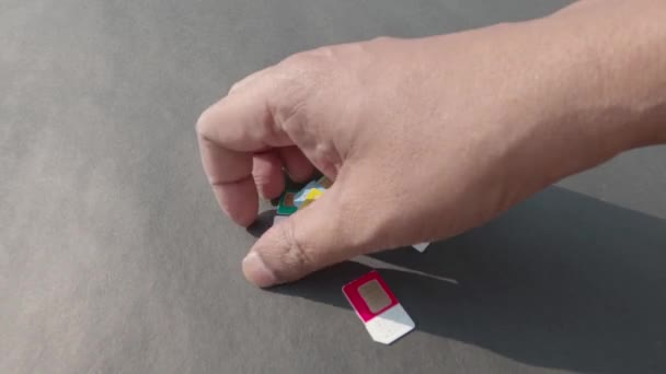 Man Hand Çok Sayıda Gsm Cdma Mobil Sim Kart Alıyor — Stok video