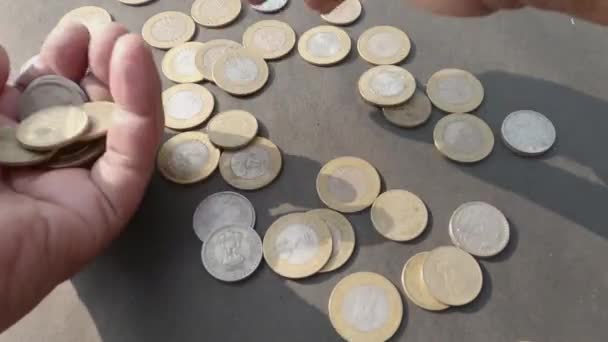 Menselijke Hand Raapt Indiase Rupee Munten Van Vloer Sluit Maar — Stockvideo