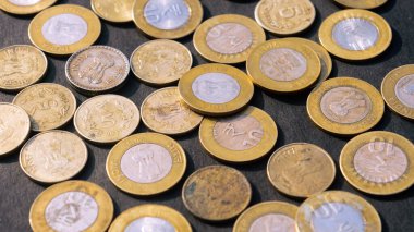 Kırsal zemine yığınla altın renkli Hint Rupisi. Tam Çerçeve. Yüksek Açı Görünümü. İş Finans ve Mali Yatırım Geçmişi. Kapat.