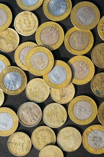 Blandning Guld Färgade Indiska Rupie Mynt Valuta Rustika Golv Full — Stockfoto