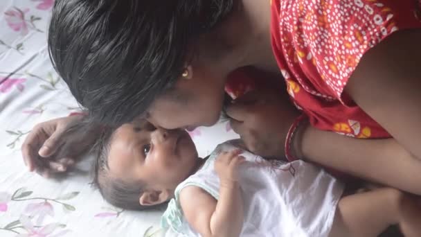 Boldog Anya Csókolja Újszülött Baba Ágyban Nagy Látószögű Közelről Vidám — Stock videók
