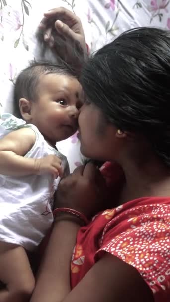 Ευτυχισμένη Μητέρα Φιλάει Νεογέννητο Μωρό Στο Κρεβάτι Όψη Υψηλής Γωνίας — Αρχείο Βίντεο