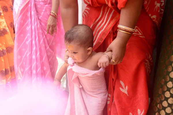 Lindo Bebé Feliz Toalla Baño Rosa Cerca — Foto de Stock