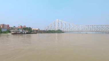 Muhteşem Howrah Köprüsü. Öğleden sonraki feribot yolculuğunun görüntüsü. Kolkata Batı Bengal Hindistan Güney Asya Pasifik 22 Kasım 2021