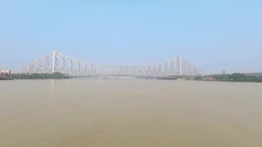 Howrah Köprüsü nehri taçlandırıyor. Öğleden sonraki feribot yolculuğunun görüntüsü. Kolkata Batı Bengal Hindistan