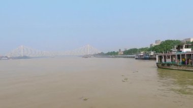 Howrah Köprüsü nehri taçlandırıyor. Öğleden sonraki feribot yolculuğunun görüntüsü. Kolkata Batı Bengal Hindistan