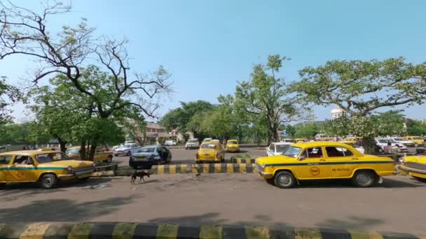 Такси Жёлтого Посла Ждут Такси Железнодорожного Вокзала Калькутты Читпур Западная — стоковое видео