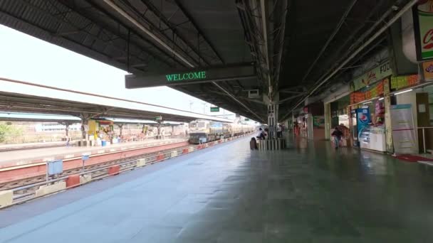 Train Entering Empty Indian Railway Station Platform Kolkata Railway Station — Stock Video