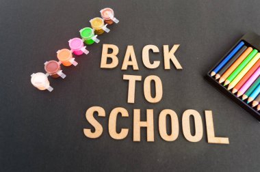 Renkli kalemler ve tipografi harfleriyle okul tasarımına geri dönelim. İdeal poster, web, cover, ad, selamlama, kart, sosyal medya, promosyon için eğitim illüstrasyonu.