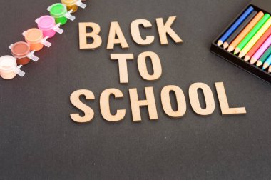 Renkli kalemler ve tipografi harfleriyle okul tasarımına geri dönelim. İdeal poster, web, cover, ad, selamlama, kart, sosyal medya, promosyon için eğitim illüstrasyonu.