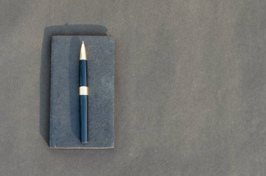 Kalem siyah arkaplana dizüstü bilgisayara yerleştirilmiş. Yüksek açı. Metin için boşluk kopyala.