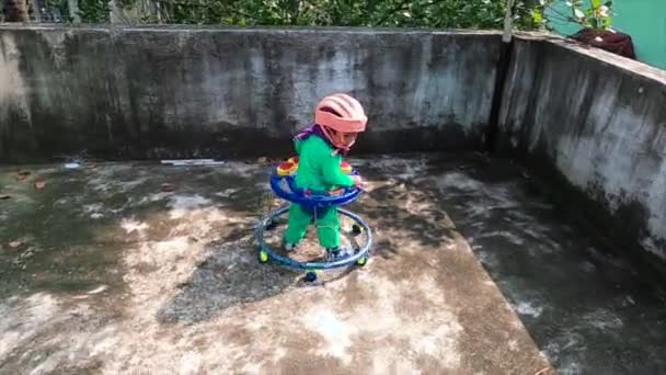 Cute Little Baby Zabawy Jego Baby Walker Tarasie Pierwsze Kroki — Wideo stockowe