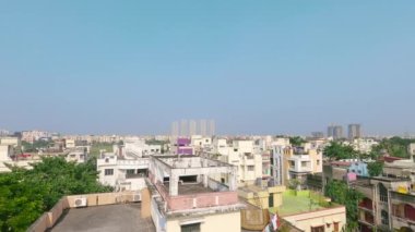 Şehir binaları arka planda mavi gökyüzüne karşı manzara ufku oluşturuyor. Şehrin göbeğinde kalabalık bir yerleşim yeri. Kolkata Hindistan Güney Asya Pasifik 21 Aralık 2021