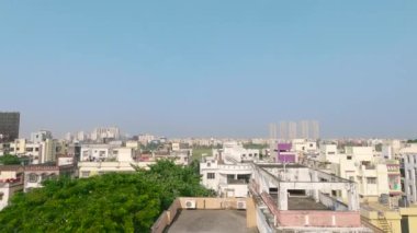 Şehir binaları arka planda mavi gökyüzüne karşı manzara ufku oluşturuyor. Şehrin göbeğinde kalabalık bir yerleşim yeri. Kolkata Hindistan Güney Asya Pasifik 21 Aralık 2021