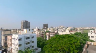 Şehir binaları arka planda mavi gökyüzüne karşı manzara ufku oluşturuyor. Şehrin göbeğinde kalabalık bir yerleşim yeri. Kolkata Hindistan Güney Asya Pasifik 21 Aralık 2021