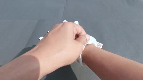 Mãos Close Usando Luvas Mão Nitrílica Sintética Para Evitar Infecção — Vídeo de Stock