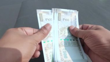 Masadaki Hint beşyüz banknotunu saymaya başla. Para sayımı finans ve iş konsepti. Yüksek Açı Görünümü.