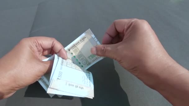 Zbliżenie Rąk Licząc Indyjskie Banknoty Stole Pieniądze Liczą Podstawowe Finanse — Wideo stockowe