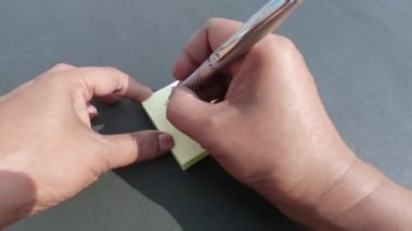 Masadaki Hint parasına karşı aylık harcamalar üzerine el yazısını kapat. Yüksek Açı Görünümü.