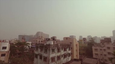 Arkaplanda bulutsuz gökyüzüne karşı şehir binalarının hava manzarası. Retro renk tarzı. Kolkata Hindistan 'ın göbeğindeki kalabalık yerleşim yeri Güney Asya Pasifik 25 Aralık 2021
