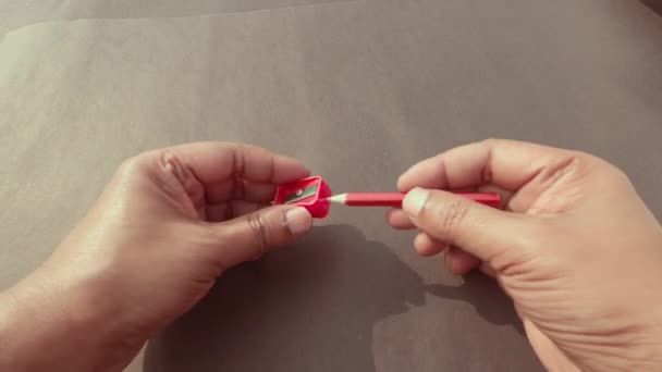 Masanın Üzerinde Kalemleri Keskinleştiren Yakın Plan Eller Yüksek Açı Görünümü — Stok video