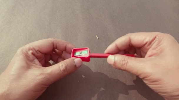 Masanın Üzerinde Kalemleri Keskinleştiren Yakın Plan Eller Yüksek Açı Görünümü — Stok video