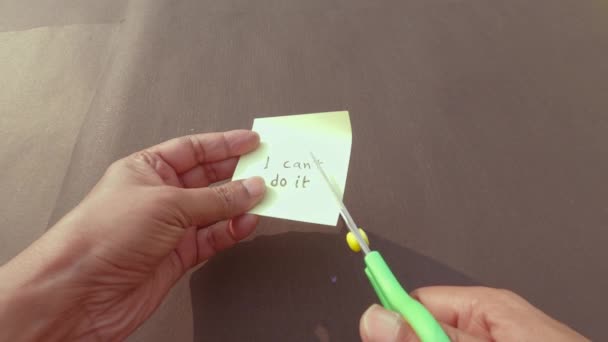 Manos Cortando Letra Cant Con Tijeras Texto Escrito Papel Recordatorio — Vídeo de stock