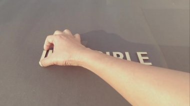 İmkansız, eğer I M harfini imkansızdan ayırmayı biliyorsanız ve mümkün olduğunu söylemek için bir gülücük eklerseniz mümkün olabilir demektir. Başarı ve başarı belirleme kavramı.