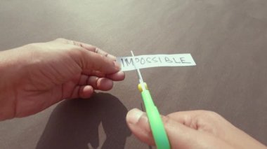 İmkansıza İmkansız 'ı mümkün kılan. Kararlılık Başarı Mücadelesi, motivasyonun sonuç, hedef, hedef ve iş kavramına ulaşma hedeflerine inanıyor.