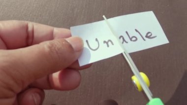 Able 'ın bir kağıt parçasını kesmesini engellemek. Kararlılık Başarı Mücadelesi, motivasyonun sonuç, hedef, hedef ve iş kavramına ulaşma hedeflerine inanıyor.