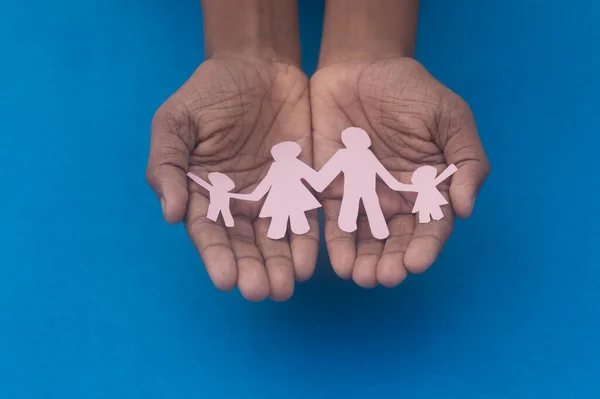 Hand Haltende Familienfigur Ausschnitt Von Oben Weltgesundheitstag Schutz Vor Häuslicher — Stockfoto